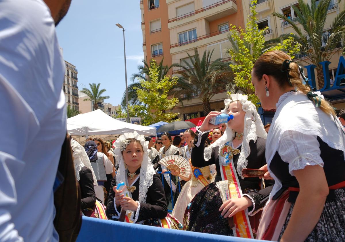 Una dama del foc infantil se refresca con una botella de agua en la mascletà