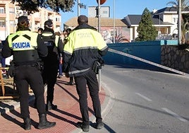 Policía Local de Rojales, durante un control, en imagen de archivo.