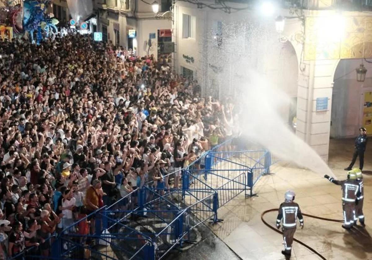 Imagen principal - Refuerzo sin precedentes en seguridad para la Cremà: más policías, bomberos voluntarios y coordinación estratégica