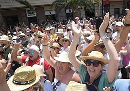 Gente en las calles de Alicante durante las mascletàs.