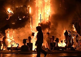 Cremà del primer premio de las Hogueras de Alicante: 'Vanity' cae rendida al fuego del triunfo