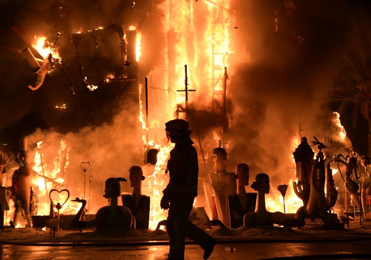 Cremà del primer premio de las Hogueras de Alicante: &#039;Vanity&#039; cae rendida al fuego del triunfo