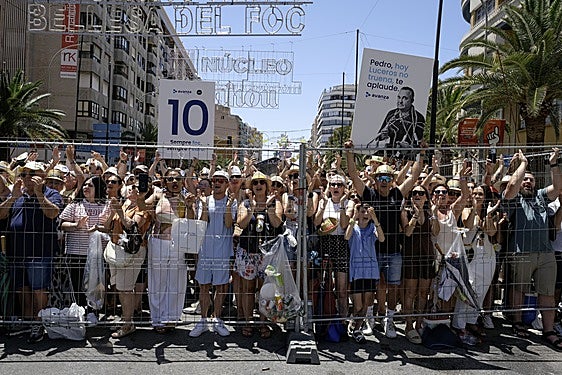 Personas disfrutan de una Mascletà en Luceros.