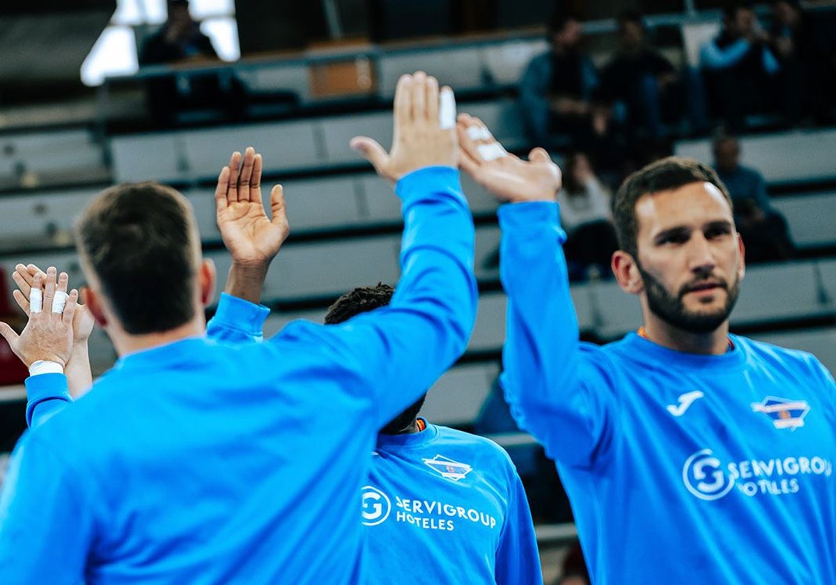 Nacho Valles (de espaldas) y Mirko Durovic, dos de los jugadores que abandonan el club