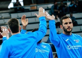 Nacho Valles (de espaldas) y Mirko Durovic, dos de los jugadores que abandonan el club
