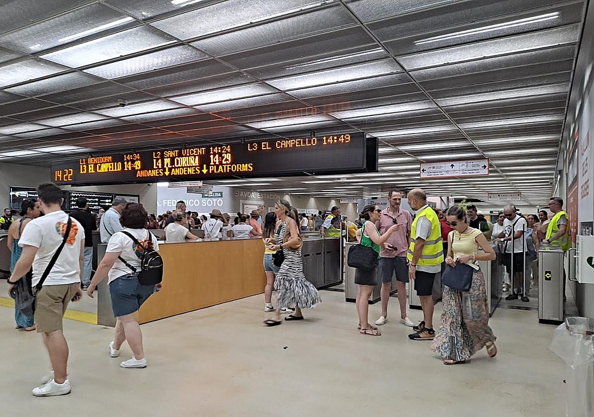 Estación del Tram durante Hogueras.