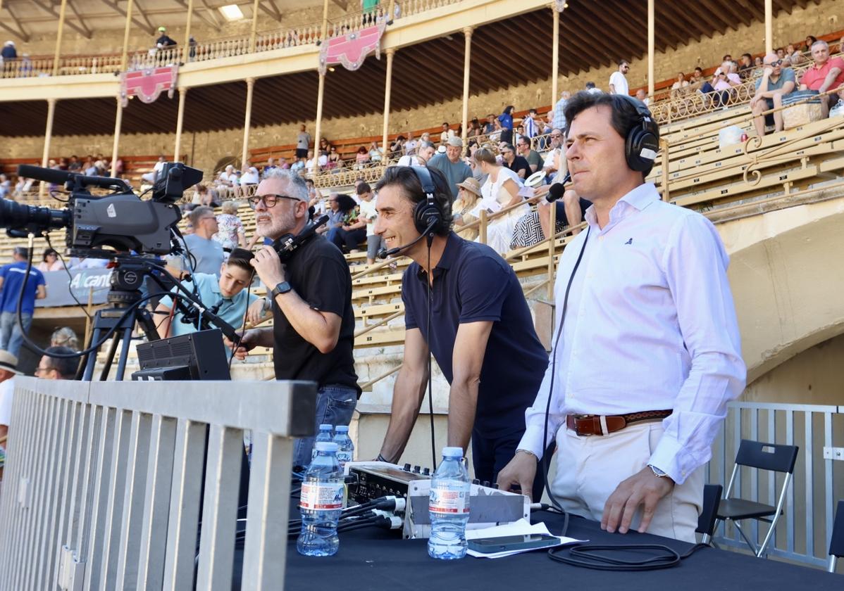El equipo de À Punt, durante la retransmisión taurina.