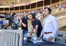 El equipo de À Punt, durante la retransmisión taurina.