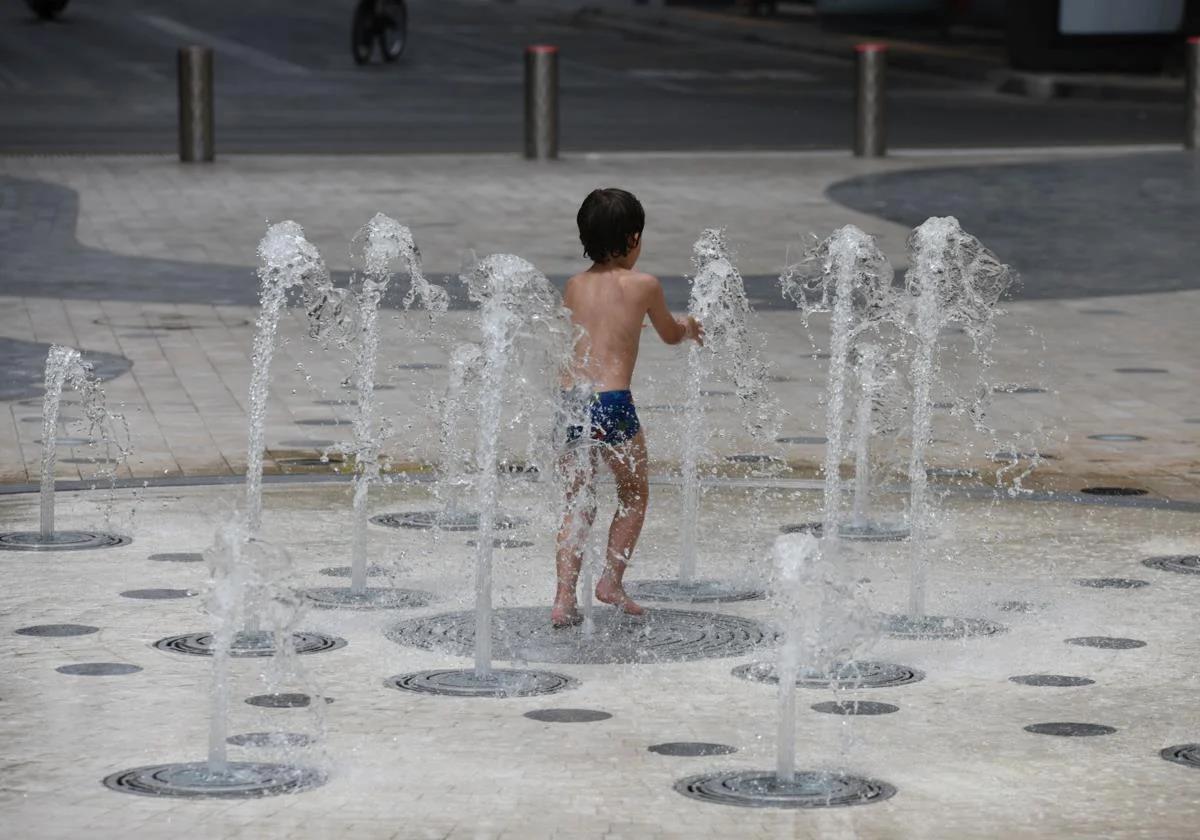 Imagen principal - La Aemet alerta de la llegada de la primera ola de calor del verano a la provincia de Alicante