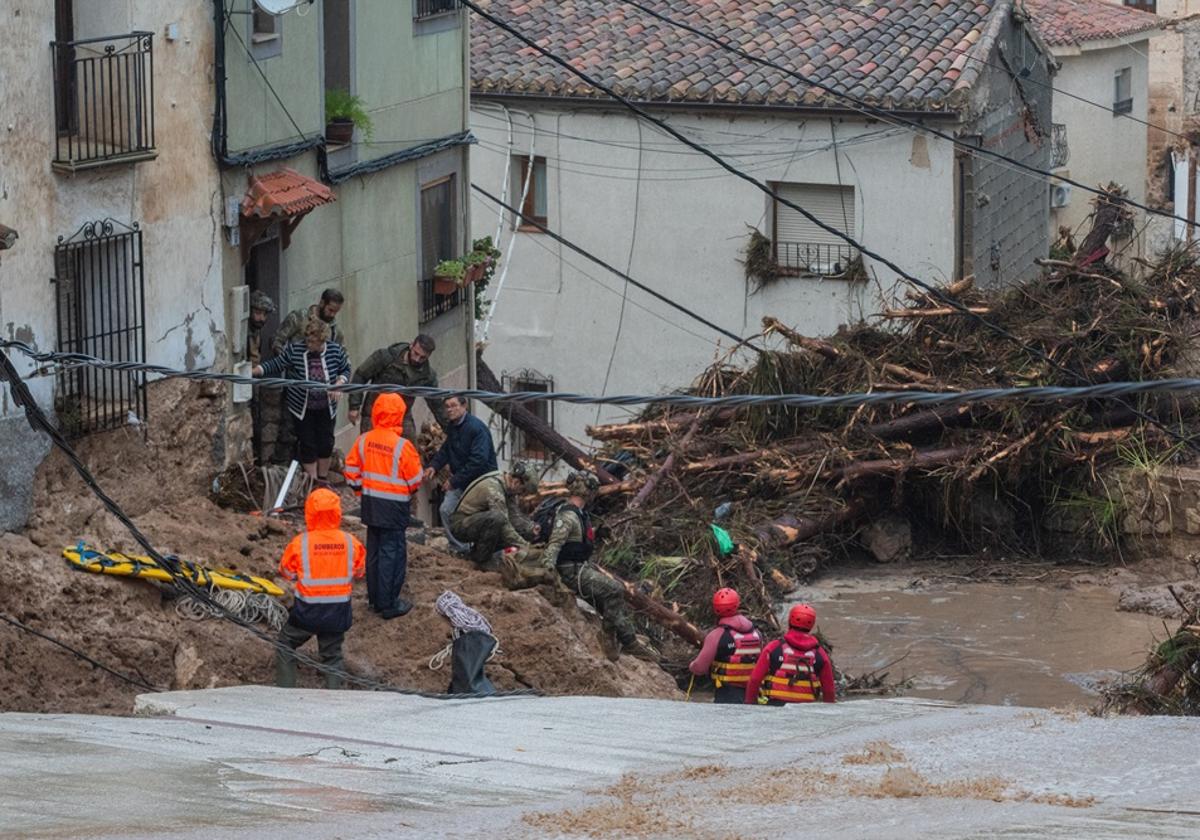 Los vecinos de Llombai observan la inundación