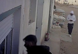 Las cámaras de seguridad de la empresa captan a los dos ladrones.