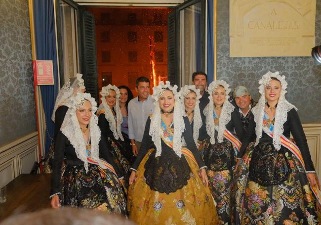 La bellea del foc y sus dames d'honor con Mazón, Barcala y Cutanda.