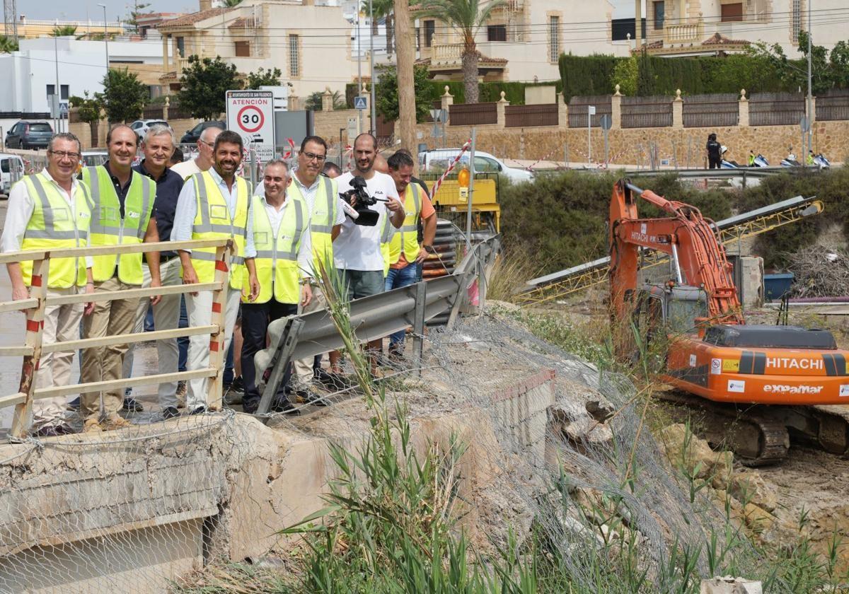 The President of the Generalitat, Carlos Mazón, with other authorities, at the hydraulic infrastructure works in Vega Baja.