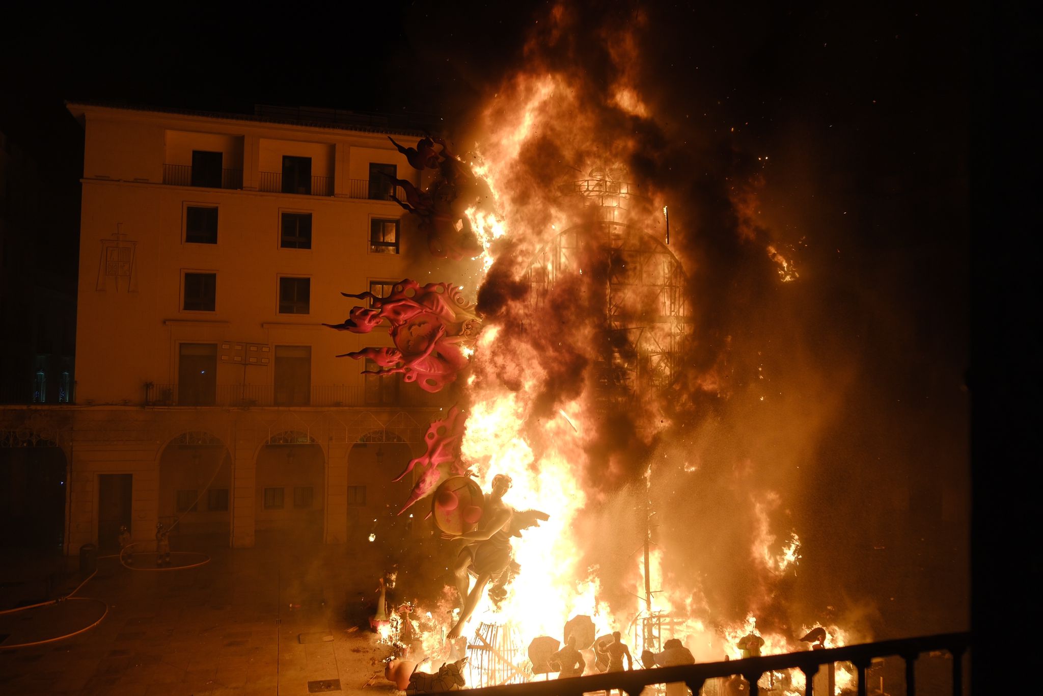 Así ha sido la cremà de la hoguera oficial de Alicante 2025