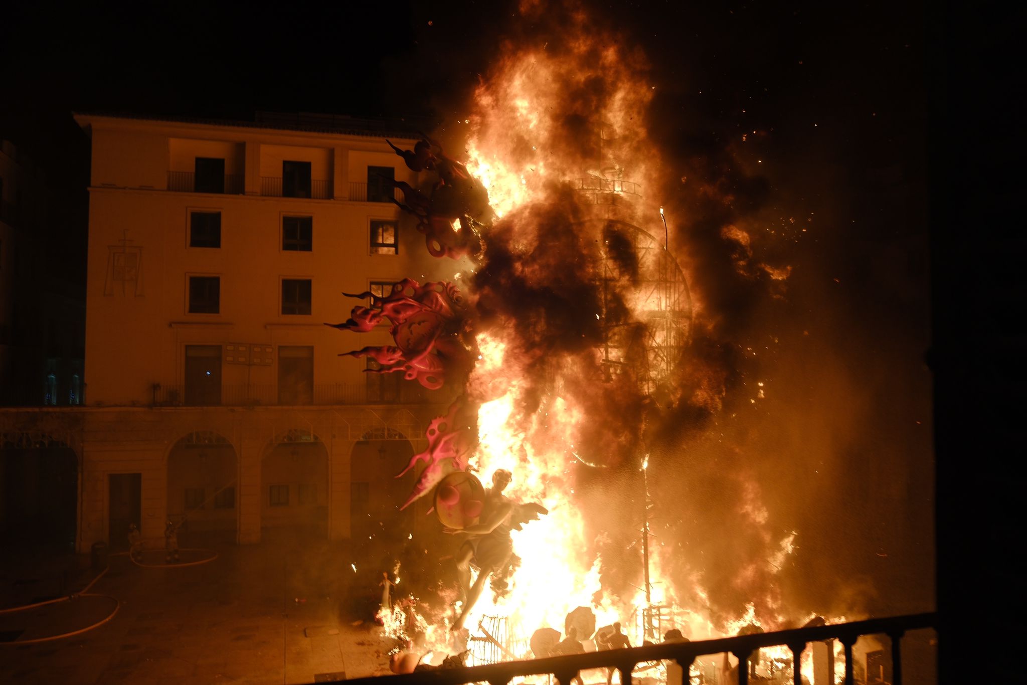Así ha sido la cremà de la hoguera oficial de Alicante 2025