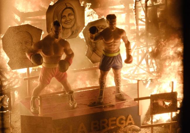 Los ninots de Barcala y Rafa Mas se resisten al fuego.