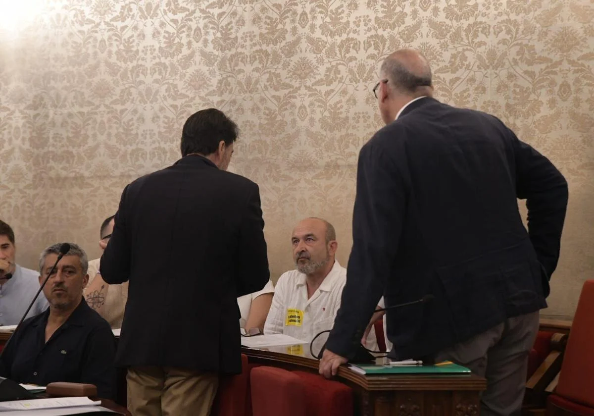 Imagen principal - Alta tensión en el pleno de Alicante: «No va a tener la foto de la expulsión, señor Copé»