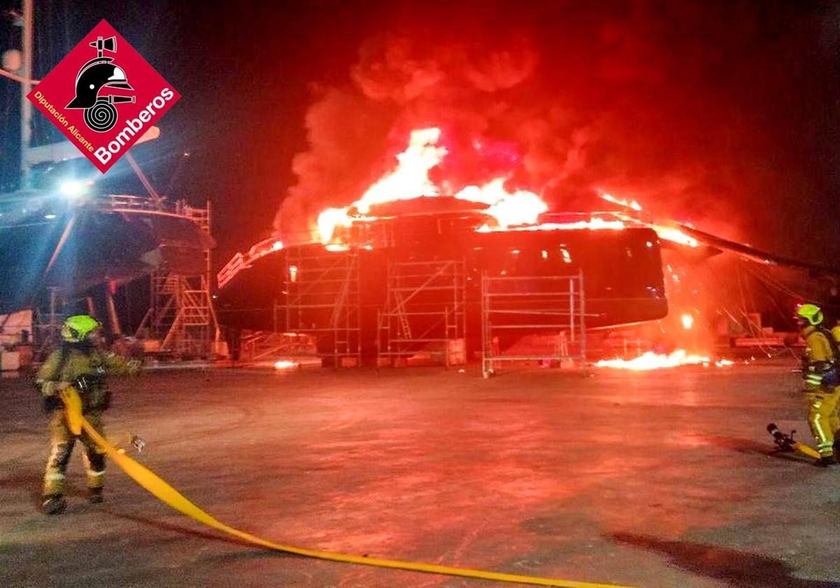 Catamarán ardiendo en el puerto.