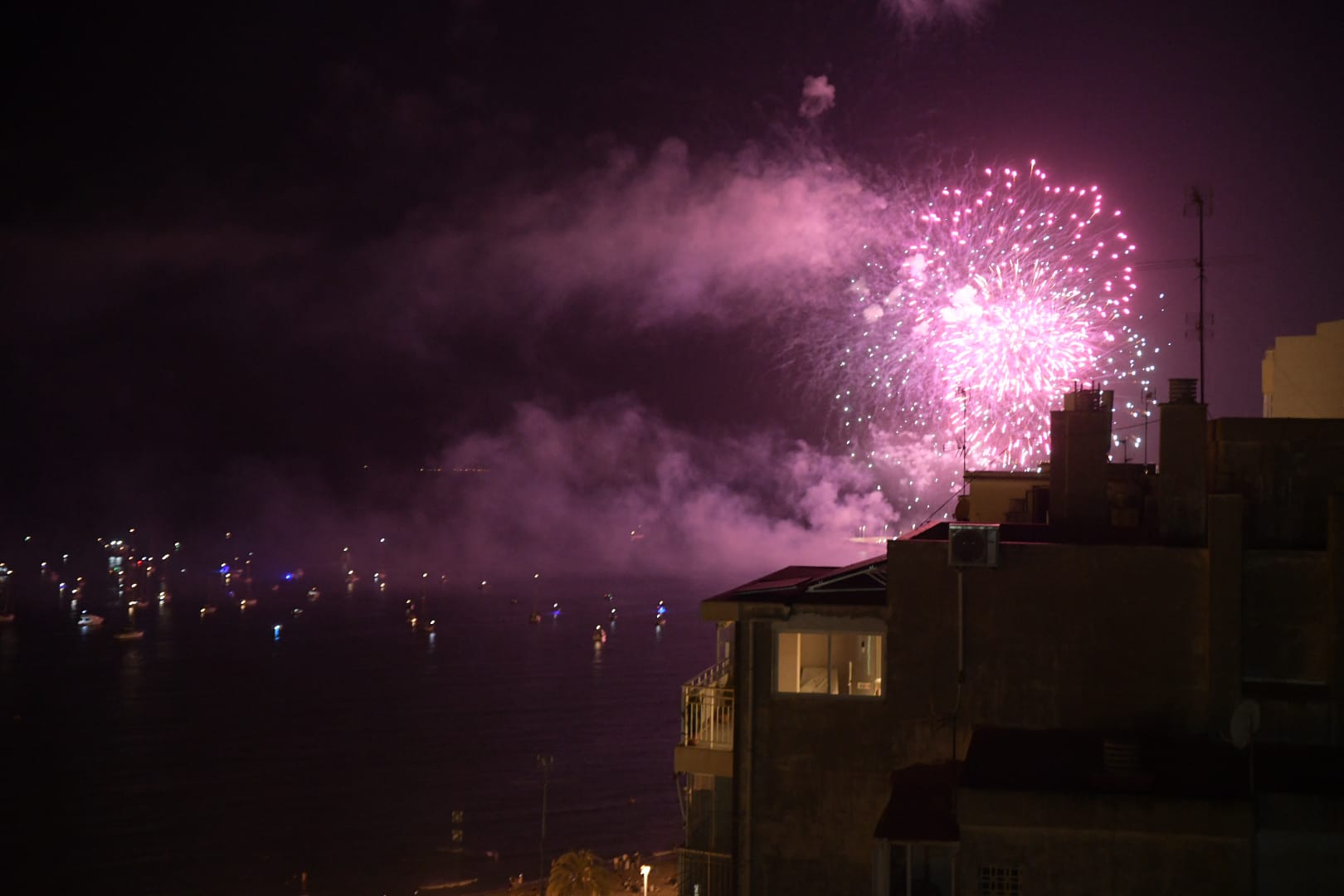 El cielo de Alicante se ilumina con la primera jornada de fuegos artificiales