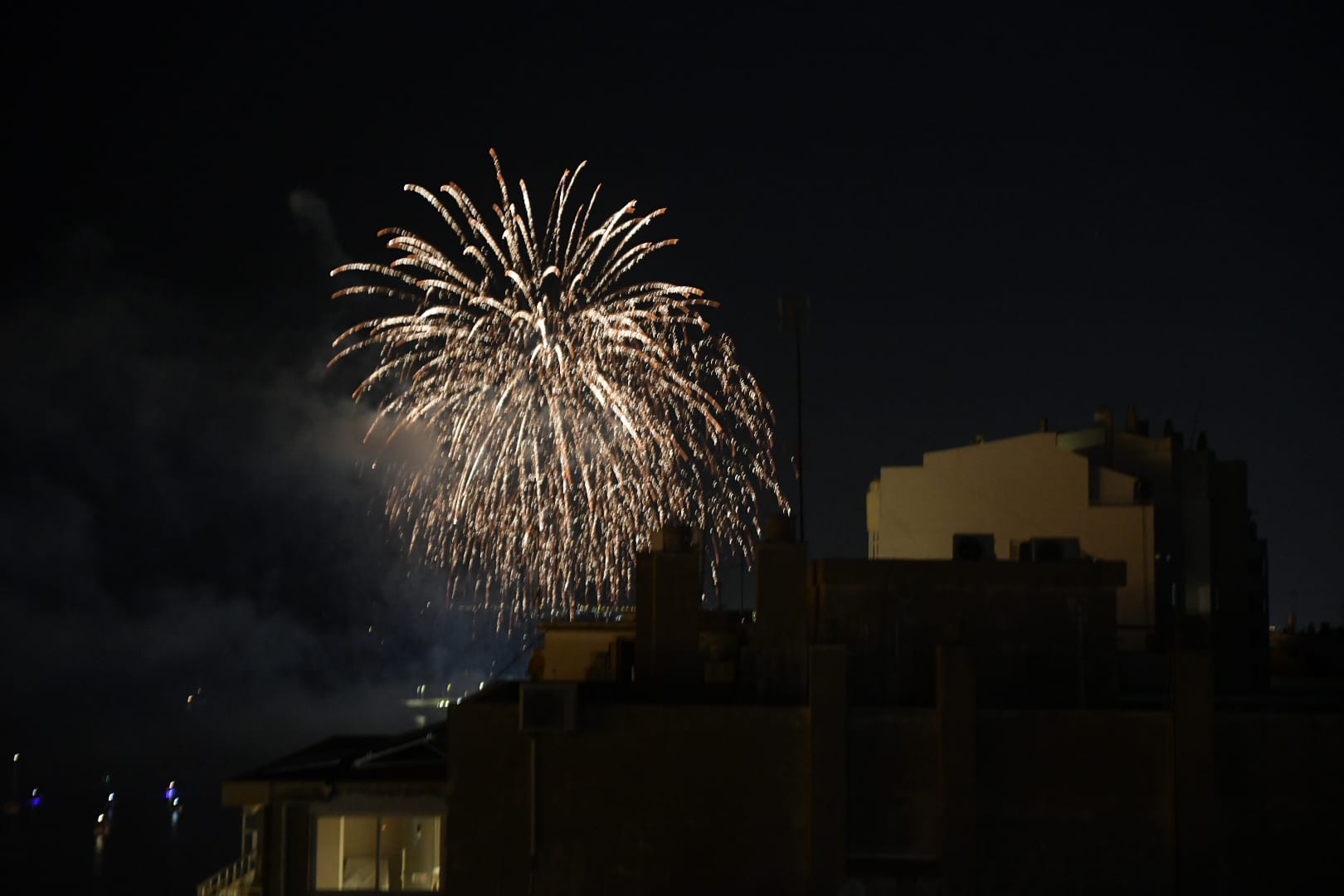 El cielo de Alicante se ilumina con la primera jornada de fuegos artificiales