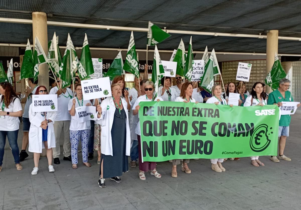 Concentración celebrada este jueves a las puertas del Hospital General de Alicante.