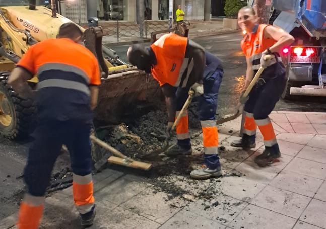 Retirada de restos durante originados por la Cremà.