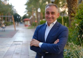 El conseller de Agricultura, Miguel Barrachina, enfrente de la Casa de las Brujas.