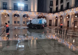 Limpieza en la plaza del Ayuntamiento durante la semana de Hogueras.