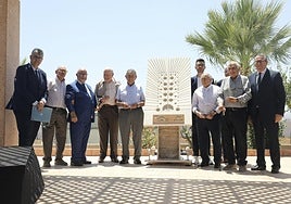 Reloj solar elaborado con mármol crema marfil y reforzada con resina, el monumento conmemorativo del 50 aniversario.