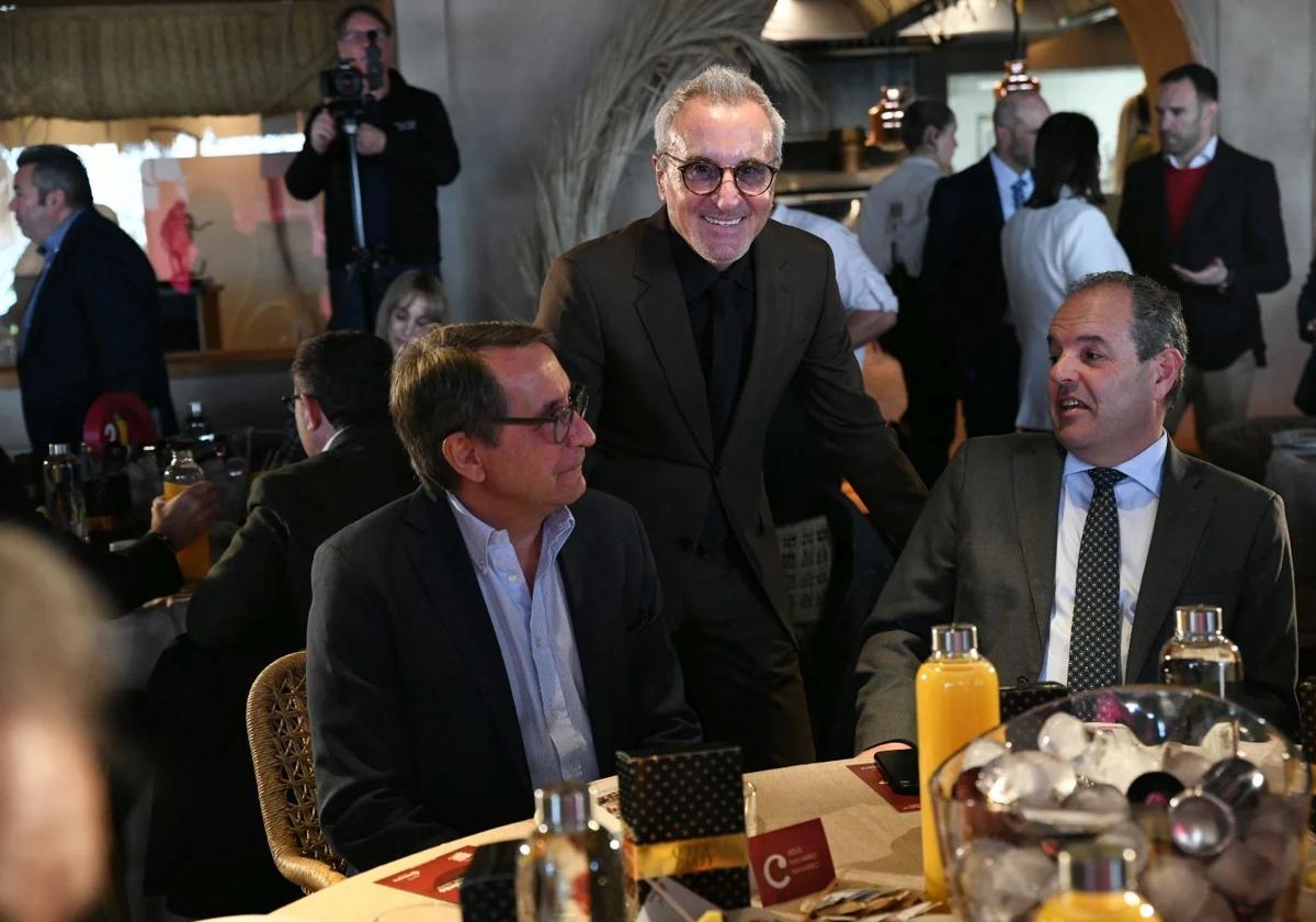 Jesús Navarro, centre, at an event of the Alicante Chamber.