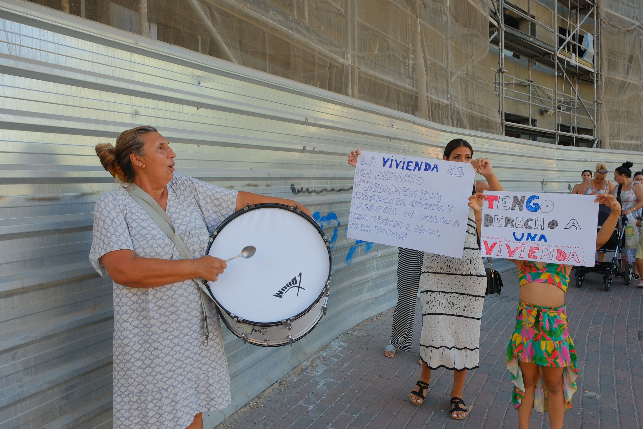 Manifestación por el derecho a una vivienda digna en el barrio Miguel Hernández de Alicante