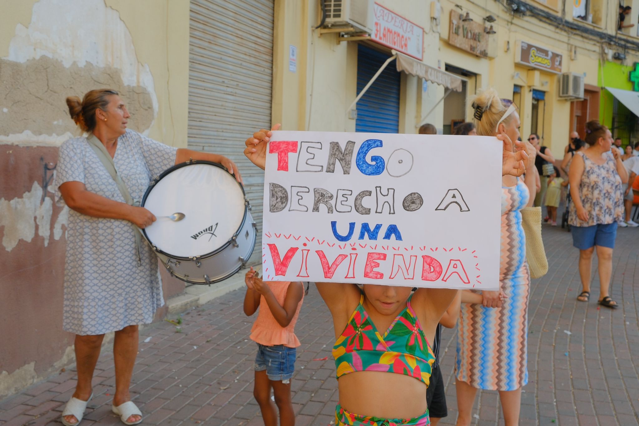 Manifestación por el derecho a una vivienda digna en el barrio Miguel Hernández de Alicante