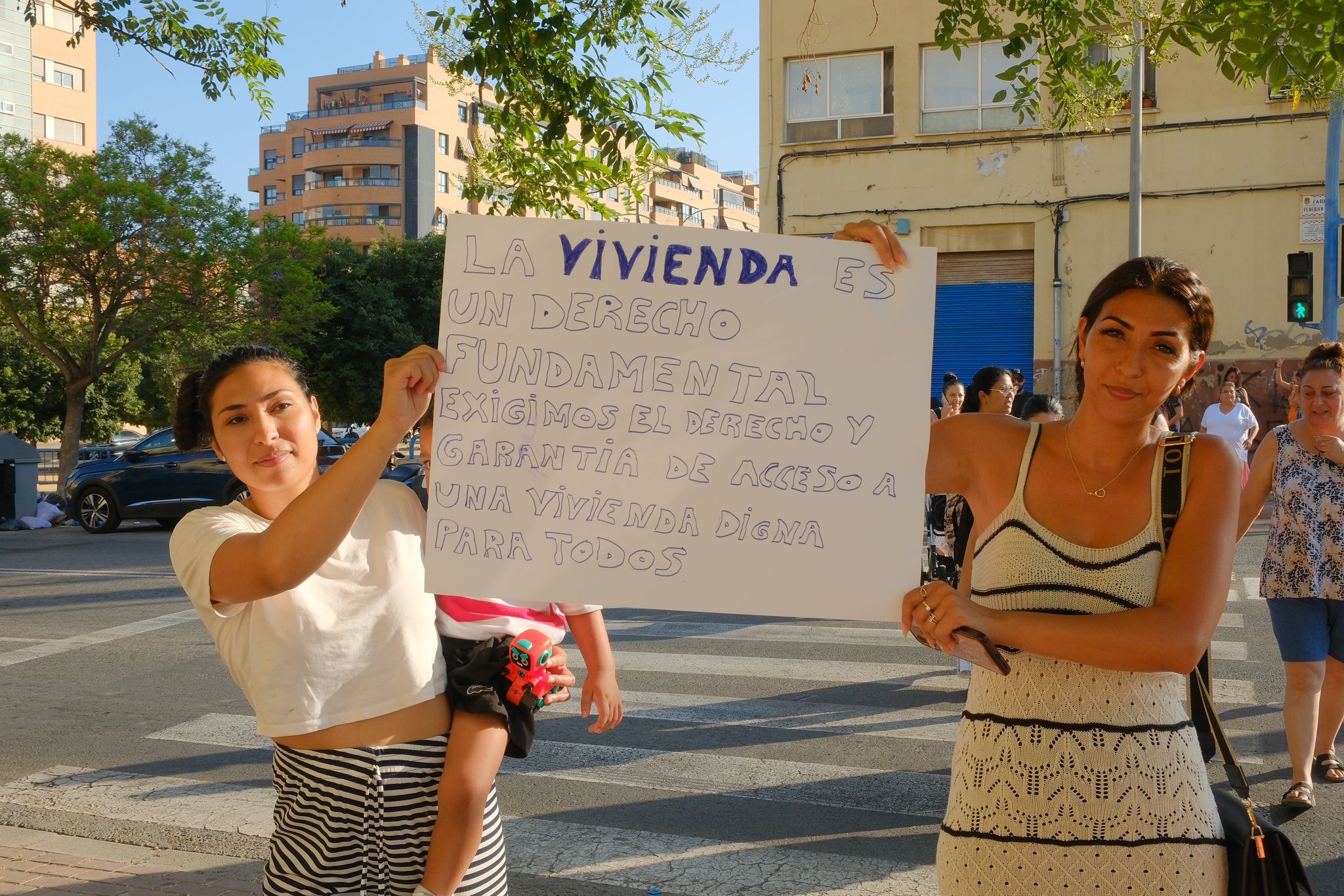 Manifestación por el derecho a una vivienda digna en el barrio Miguel Hernández de Alicante