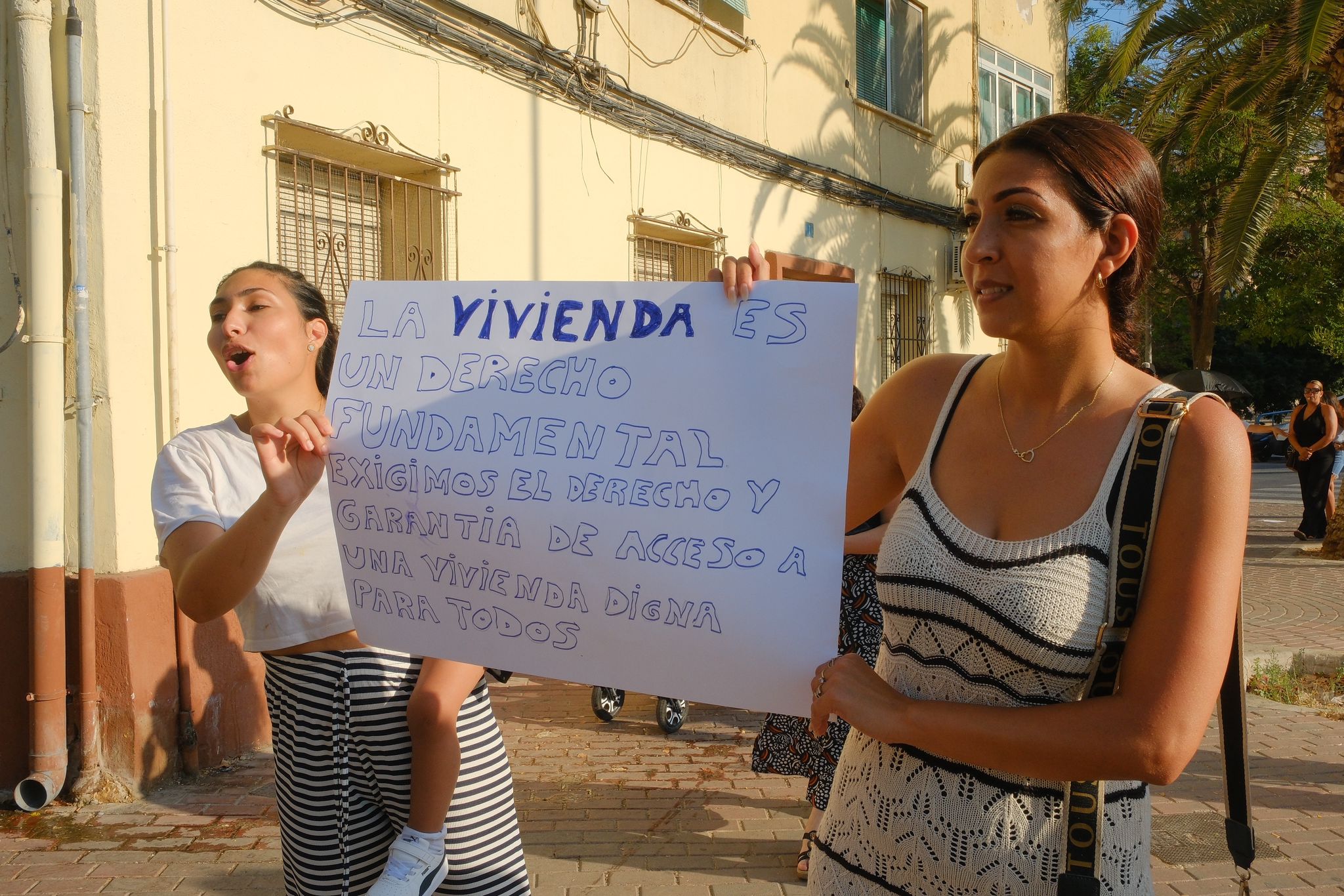 Manifestación por el derecho a una vivienda digna en el barrio Miguel Hernández de Alicante