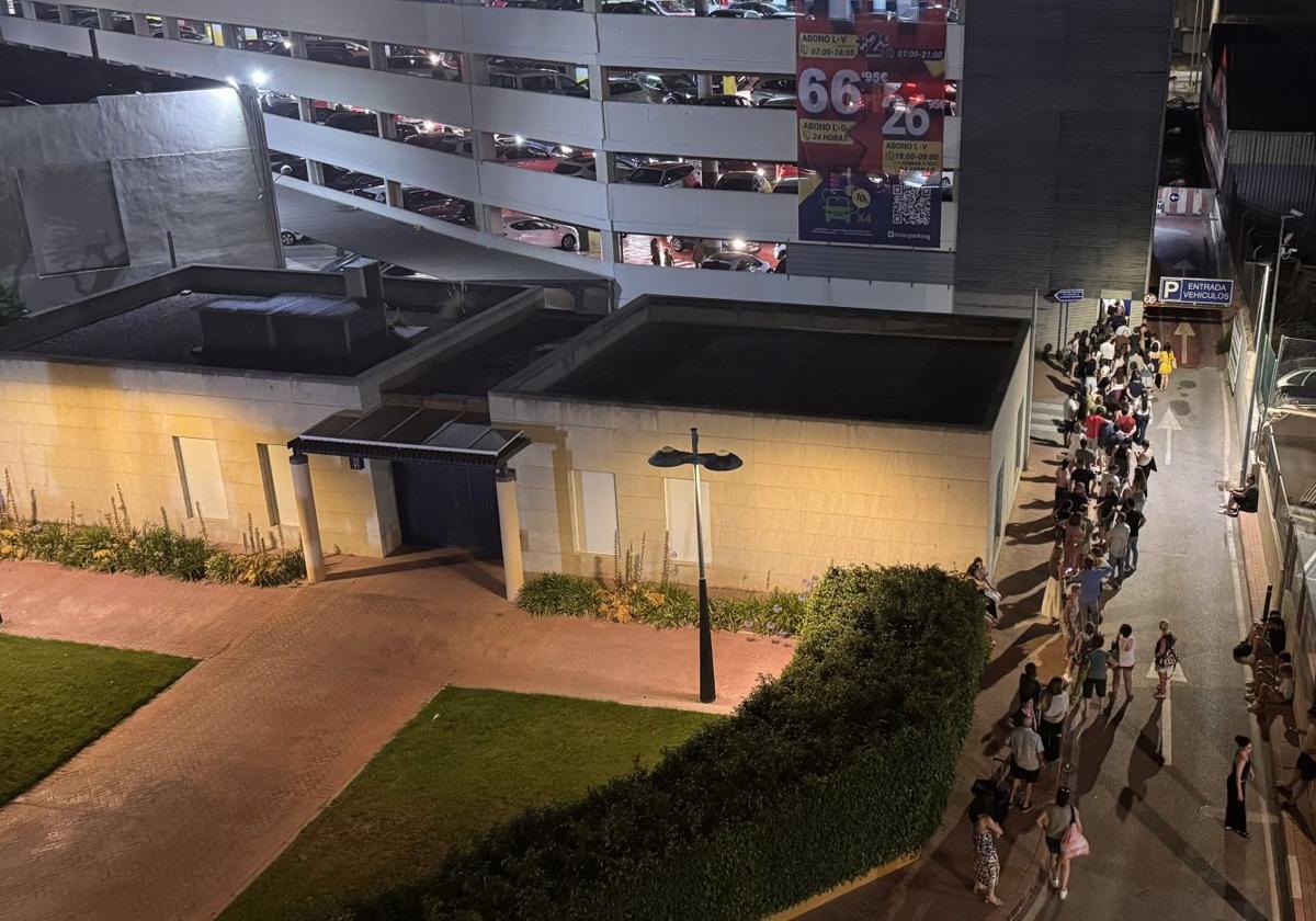 Imagen principal - Colas interminables para salir del parking tras los fuegos artificiales en Alicante