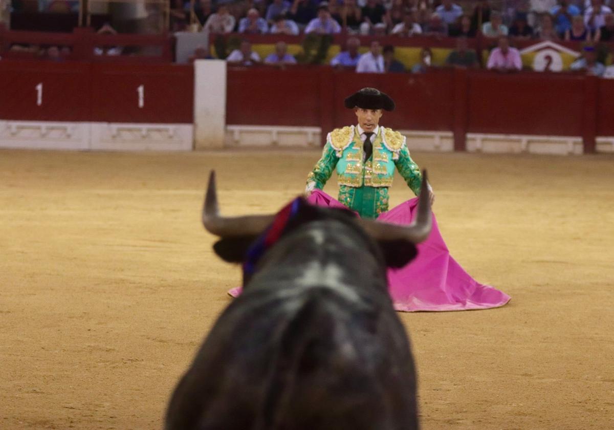 Manuel Escribano, on his knees, receives one of Victorino Martín's bulls.