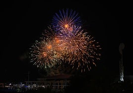 La pirotecnia Hermanos Ferrández ilumina el cielo de Alicante en la tercera jornada del concurso de fuegos artificiales
