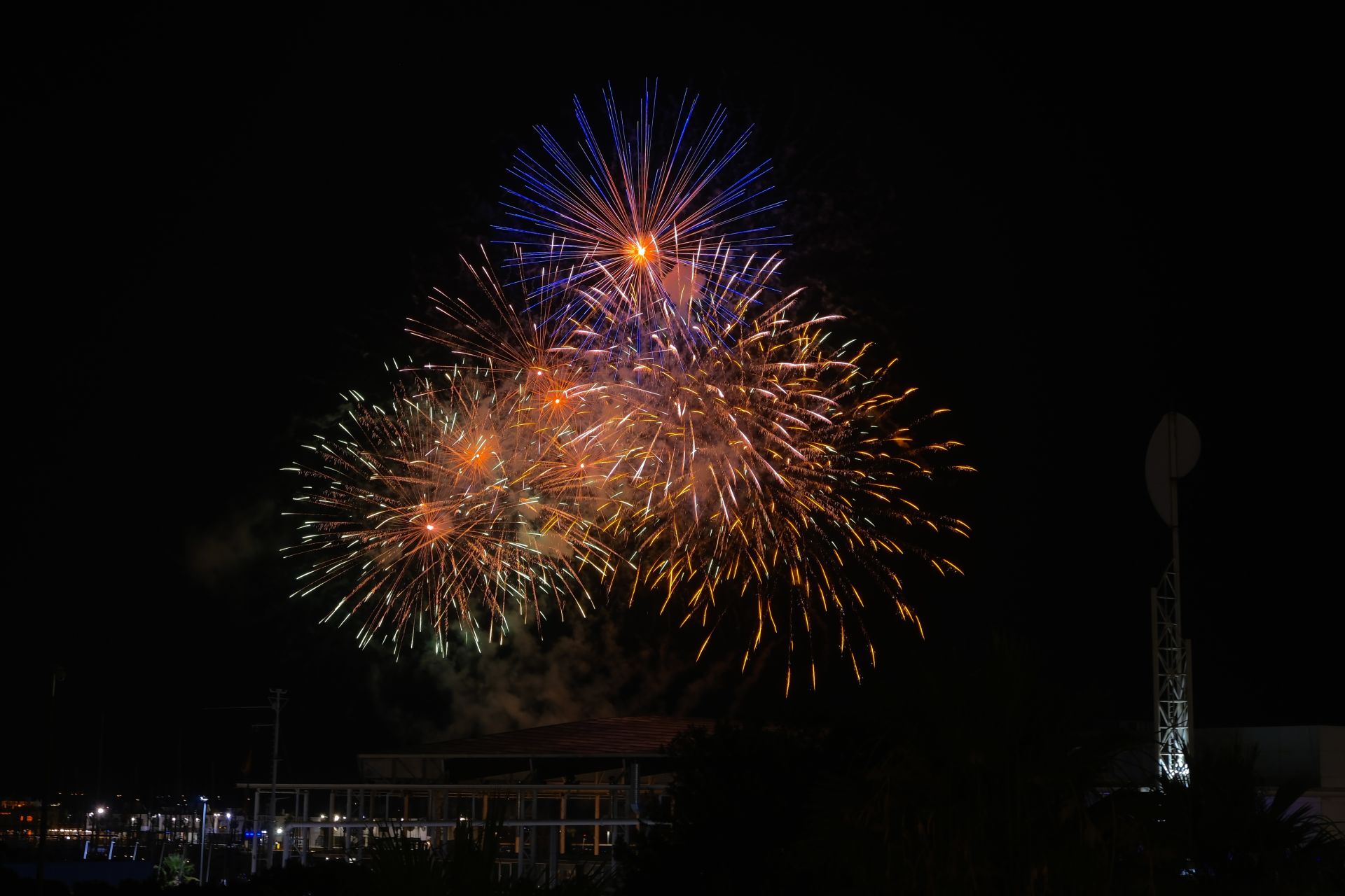 La pirotecnia Hermanos Ferrández ilumina el cielo de Alicante en la tercera jornada del concurso de fuegos artificiales