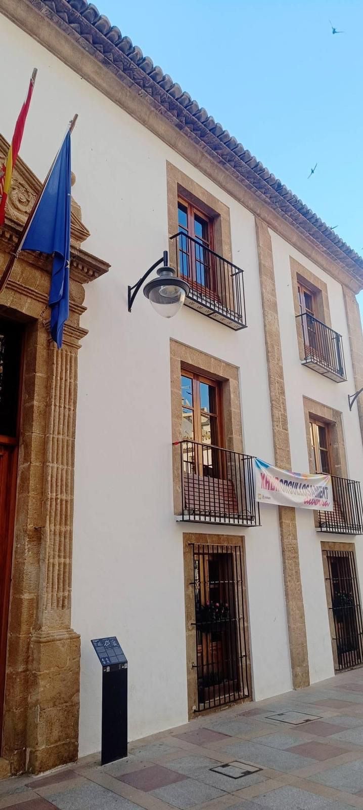 Imagen principal - Roban la bandera LGTBI de la fachada de un Ayuntamiento de Alicante en el Día del Orgullo