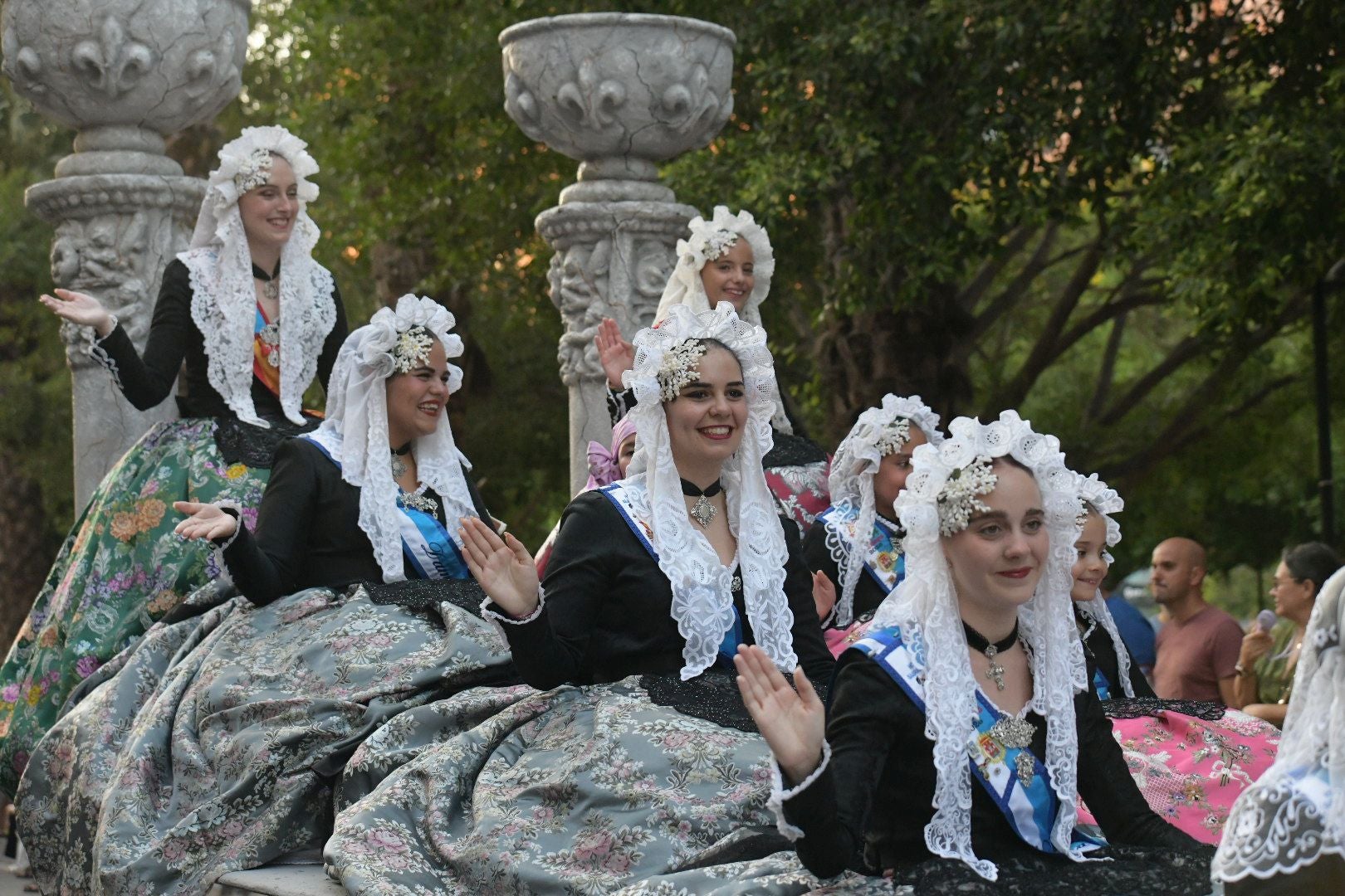 El Coso Multicolor pone fin a las Hogueras de Alicante 2025