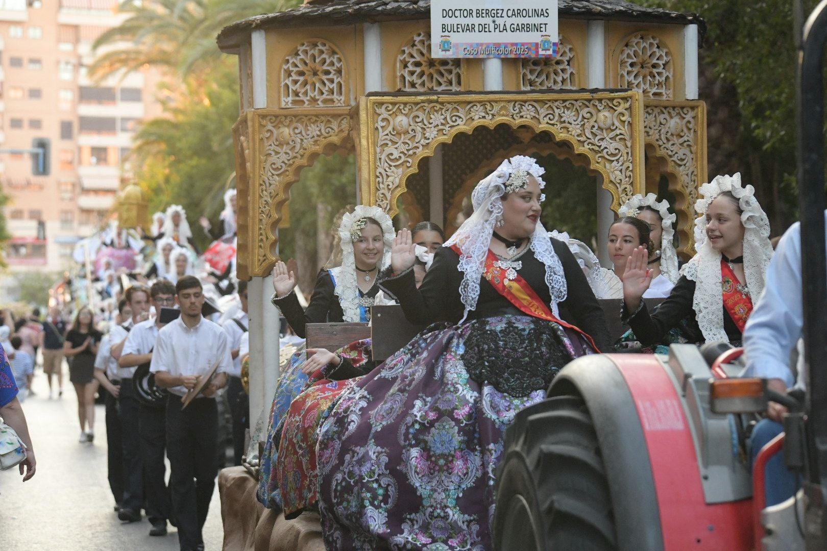 El Coso Multicolor pone fin a las Hogueras de Alicante 2025