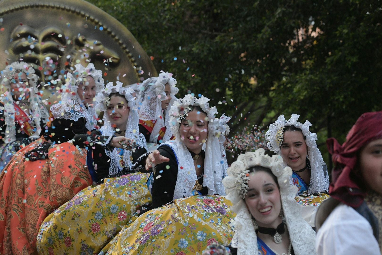 El Coso Multicolor pone fin a las Hogueras de Alicante 2025