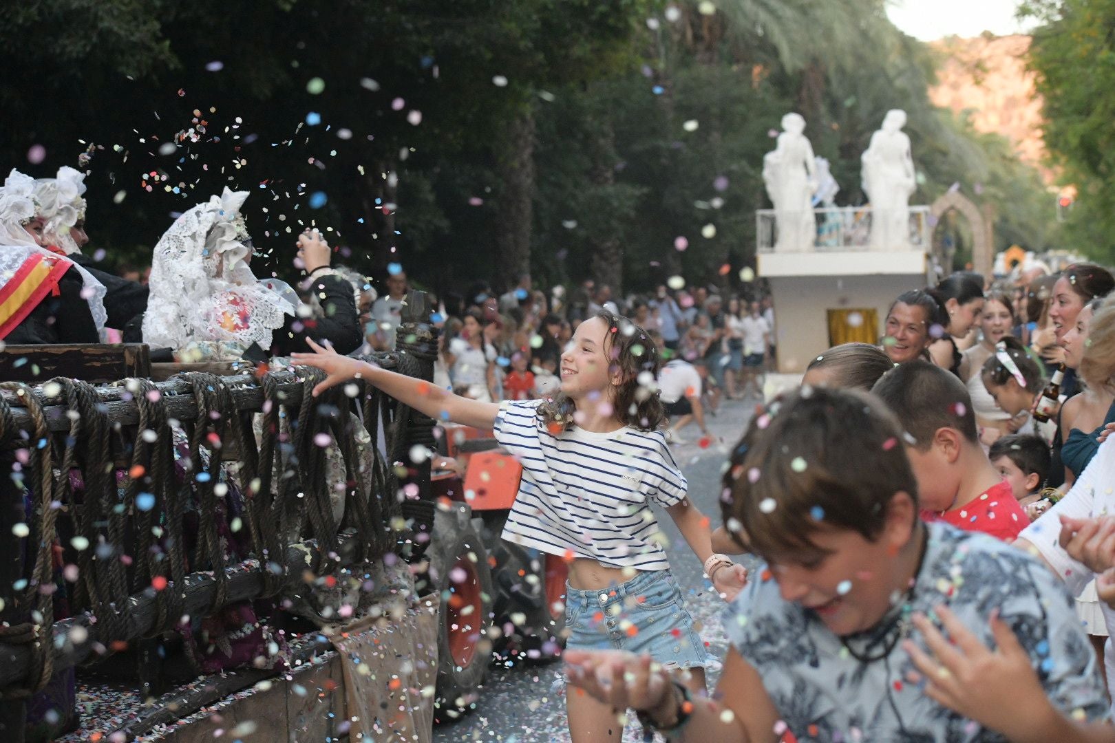 El Coso Multicolor pone fin a las Hogueras de Alicante 2025