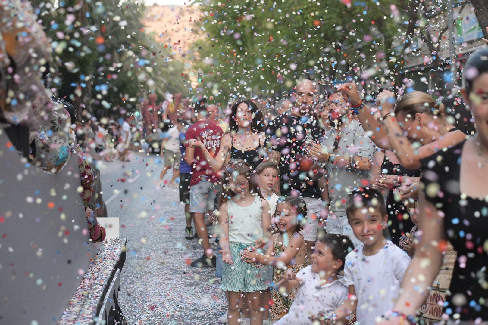 El Coso Multicolor pone fin a las Hogueras de Alicante 2025