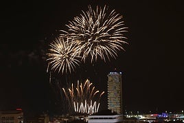 La pirotecnia Gironina deslumbra en la noche alicantina