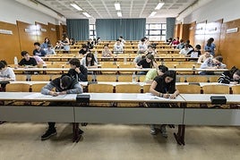 Alumnos realizando la PAU en el Campus de la Universidad de Alicante.