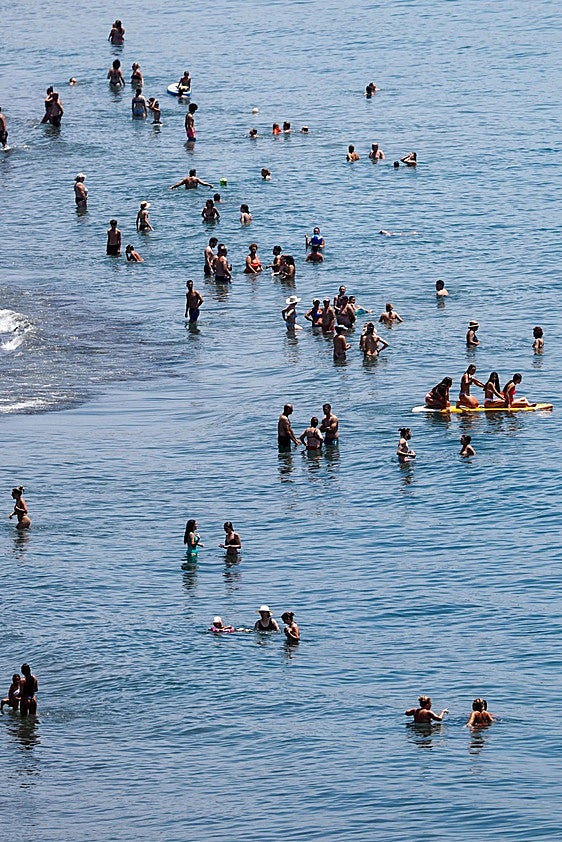 Bañistas en una playa durante la ola de calor.