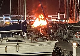 El incendio ha calcinado dos en la zona de Marina El Portet.
