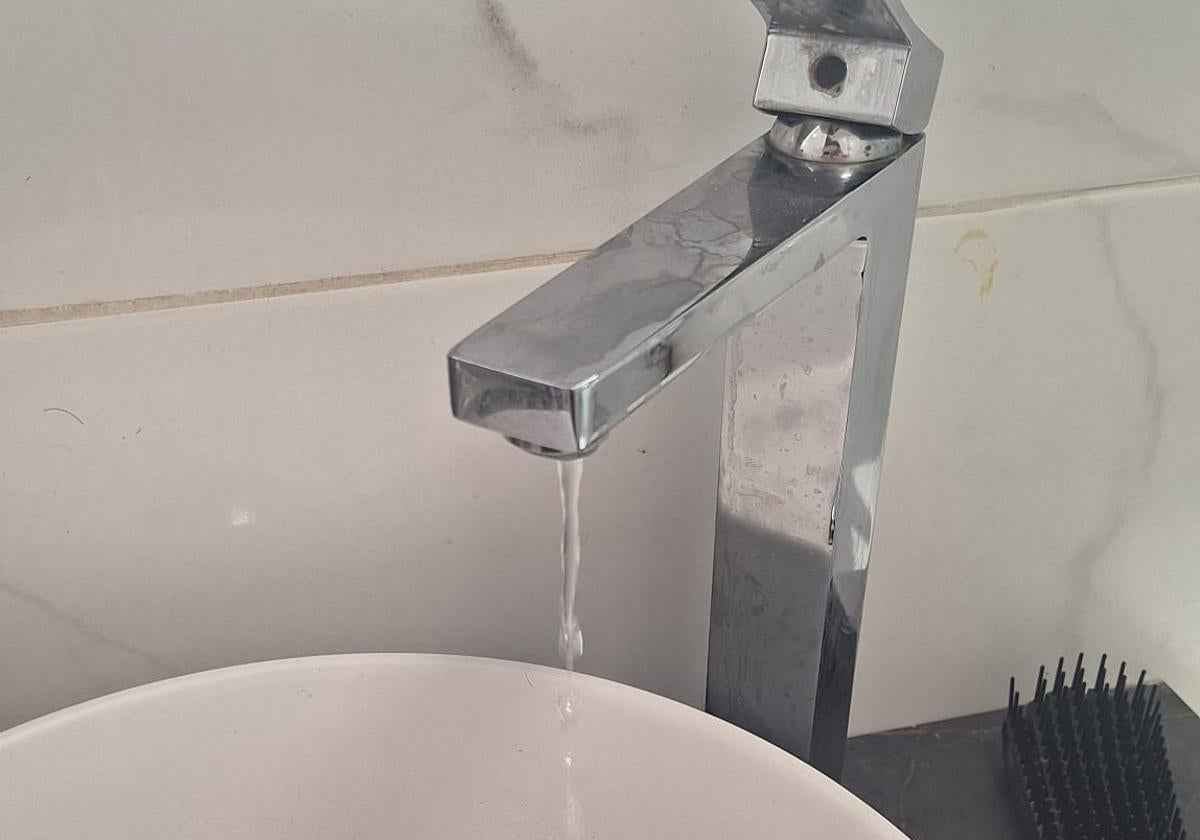Imagen principal - Sin agua en pleno verano: varias viviendas en un barrio de Alicante se quedan sin suministro por baja presión