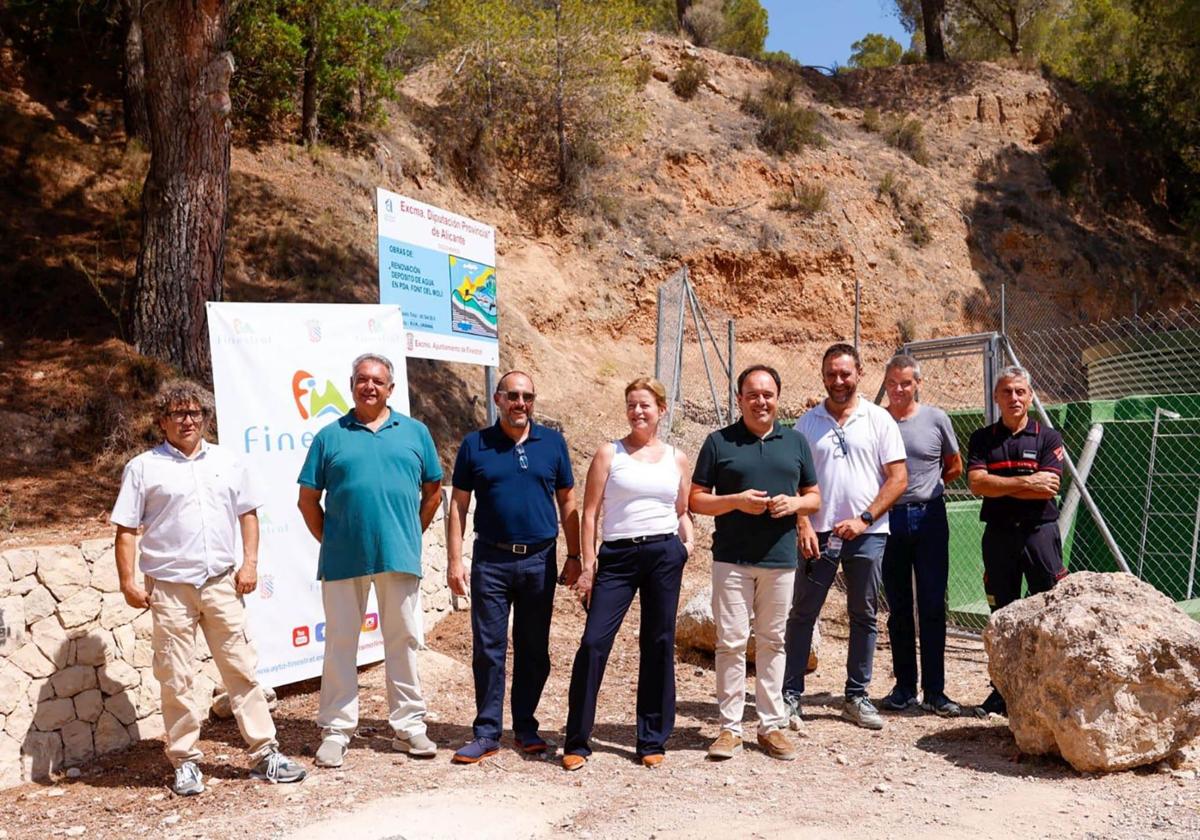 The Vice President and Deputy of Water Cycle, Ana Serna, alongside the mayor, Juanfran Pérez Llorca, councillors and technicians, next to the reservoir.